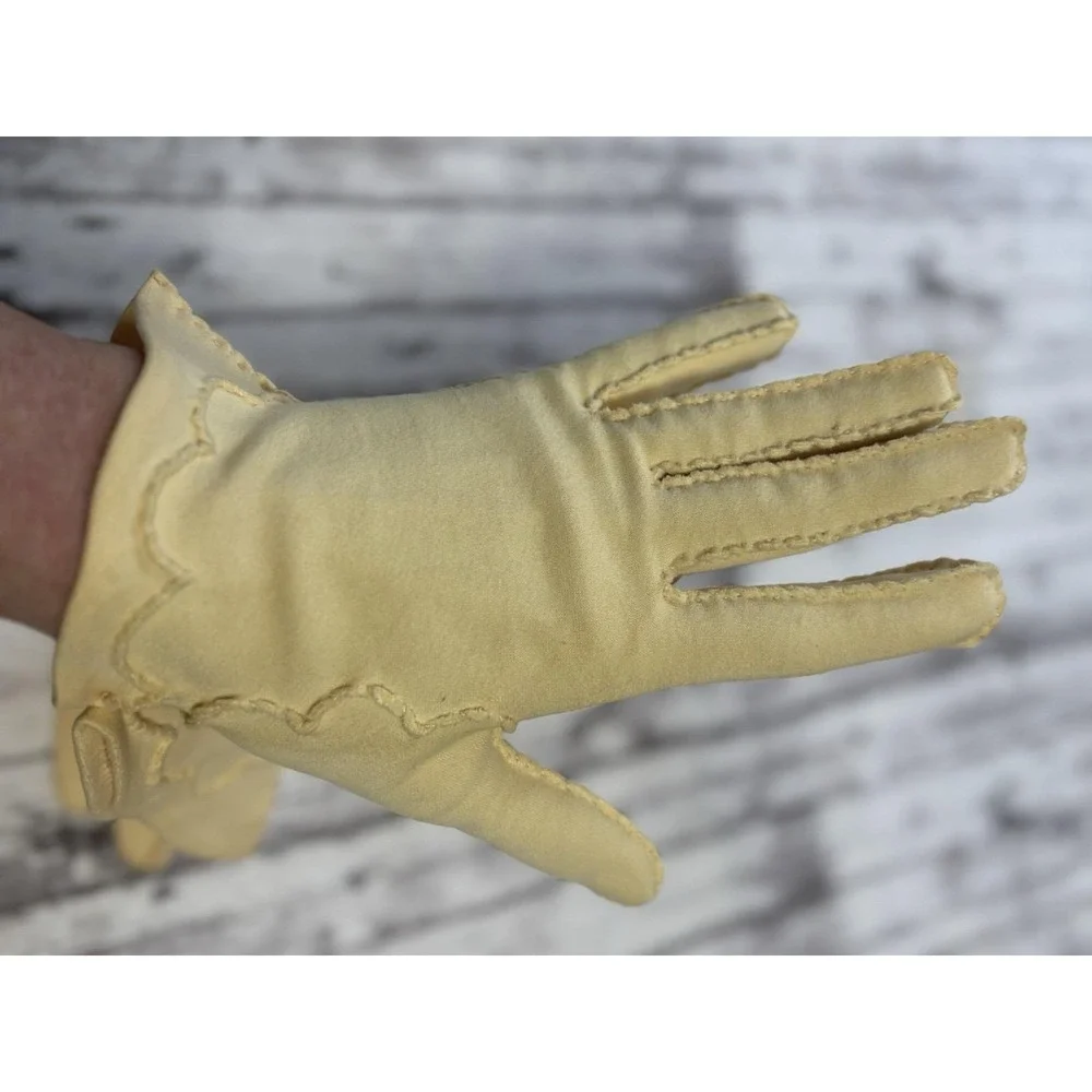 1960s Vintage Womens Butter Yellow MCM Gloves Stitch Detailing SMALL
